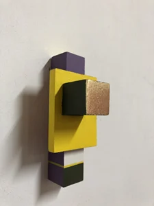 LITTLE ONE 49 heeft een opvallende kleurcombinatie. Het is een muursculptuurtje wat zich makkelijk laat combineren in een interieur. Bijzonder is het laagje “goud” wat met slagmetaal is opgebracht.