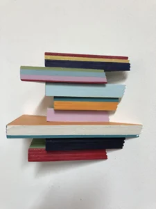 LITTLE ONE 52 Is een kleurig muursculptuurtje. Op het eerste gezicht lijken boekjes op elkaar gestapeld. De mooi gecombineerde kleuren trekken de kijker aan. Een origineel werkje aan de muur!