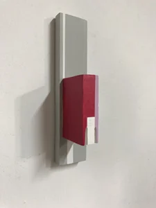 LITTLE ONE 52 is een klein muursculptuurtje aan de muur en hangt te schitteren ergens in een woonkamer in België